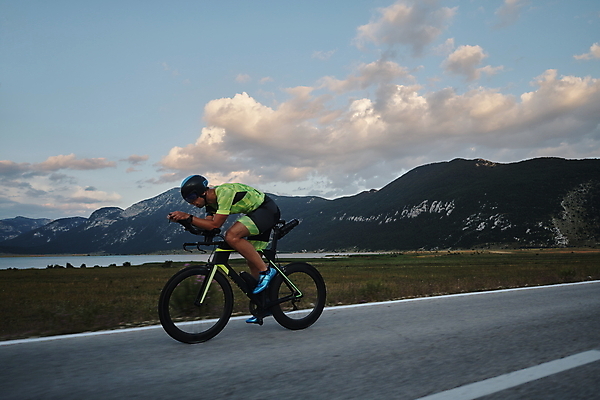 포토 JPG 해외이미지 주간 전신 남자 도로 하늘 산 한명 성인 야외 옆모습 자전거 승차 사이클선수 사이클링 라이딩 성인남자한명만 해외포토 자연요소 1 길 뷰포인트 교통시설 모션 운동선수 사람 바이크 육상스포츠 남자한명만 성인남자만 파일형식 이미지허브