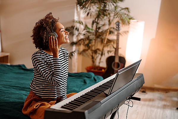 포토 JPG 해외이미지 여자 실내 한명 웃음 앉기 상반신 성인 옆모습 헤드셋 음악감상 음악가 즐거움 작곡가 전자피아노 성인여자한명만 해외포토 직업 1 감정 음악 뷰포인트 음향기기 모션 표정 사람 내부 헤드폰 감상 피아노 여자한명만 성인여자만 파일형식 이미지허브