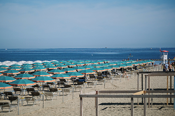 포토 JPG 해외이미지 전통 모래 파도 바다 여행 우산 휴가 항해 경비 안전 해변 사람없음 물 여름 파란색 맑음 이탈리아 낭만 수확 긴급 오픈 보트 서핑 구출 지중해 보안 노젓기 sos 안전요원 옛날 헬프 해외포토 자연요소 계절 유럽 컬러 컨셉 농업 배_교통 모션 날씨 수상스포츠 도움 보호 구조요청 파일형식 이미지허브