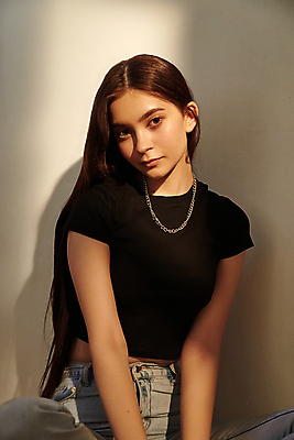 포토 JPG 해외이미지 백인 모델 긴머리 여자 벽 포즈 백그라운드 따뜻함 그림자 한명 사람 파란색 햇빛 태양 뷰티 맑음 검은색 일몰 청바지 우아함 내추럴 고립 스타일 해외포토 자연요소 서양인 1 헤어스타일 컬러 컨셉 바지 날씨 노을 파일형식 이미지허브