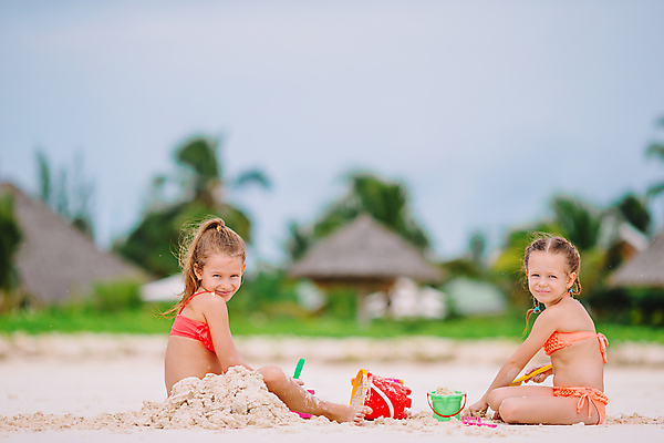 포토 JPG 해외이미지 주간 전신 백인 라이프스타일 여자 수영복 어린이 섬 휴식 앉기 해변 야외 두명 옆모습 여름휴가 바캉스 삽 양동이 자매 모래놀이 소녀만 해외포토 자연요소 서양인 옷 모래 바다 뷰포인트 컨셉 가족 모션 놀이 휴가 사람 생활 여자만 어린이만 파일형식 여름_계절 이미지허브
