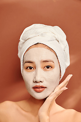 포토 JPG 해외이미지 응시 여자 실내 두건 한명 동양인 상반신 성인 앞모습 수건 뷰티 턱괴기 피부관리 팩 머드팩 성인여자한명만 갈색배경 해외포토 1 시선 뷰포인트 백그라운드 모션 사람 인종 내부 위생용품 갈색 화장품 여자한명만 성인여자만 파일형식 이미지허브