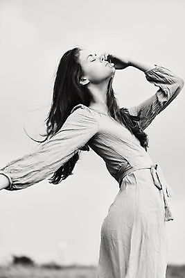 포토 JPG 해외이미지 주간 백인 여자 흑백 한명 손짓 상반신 성인 야외 옆모습 눈감음 고개들기 성인여자한명만 해외포토 자연요소 서양인 1 뷰포인트 모션 촬영기법 사람 여자한명만 성인여자만 파일형식 이미지허브