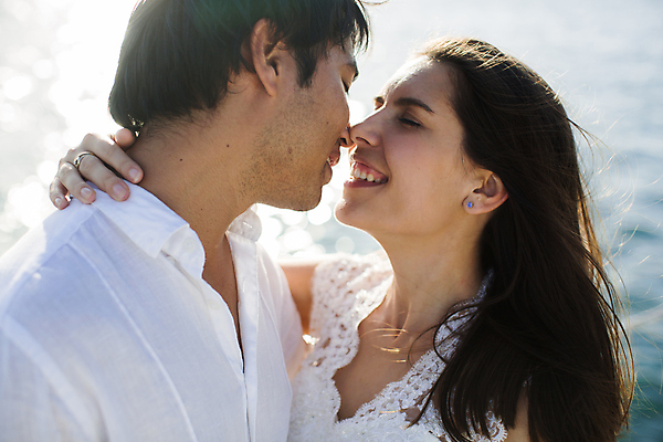 포토 JPG 해외이미지 라이프스타일 커플 드레스 여자 남자 행복 바다 섬 여행 결혼 2 요트 하늘 결혼식 휴가 산 키스 기념 항해 사랑 사람 성인 야외 두명 파란색 신혼여행 흰색 보트 고급 갑판 약혼 인도양 베일 모리셔스 해외포토 옷 감정 컬러 컨셉 배_교통 관계 이벤트 생활 애정표현 약속 파일형식 이미지허브