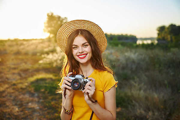 포토 JPG 해외이미지 주간 백인 라이프스타일 응시 여자 한명 미소 들기 상반신 성인 취미 야외 앞모습 카메라 사진촬영 사진사 성인여자한명만 해외포토 자연요소 서양인 1 시선 뷰포인트 모션 표정 사람 생활 전자제품 촬영 작가 여자한명만 성인여자만 파일형식 이미지허브