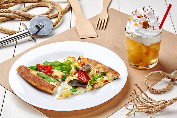 포토 JPG 해외이미지 접시 밧줄 피자 사람없음 식탁보 달콤 토핑 나무탁자 나무포크 오렌지에이드 카라멜모카 커터 휘핑크림 해외포토 식기 커피 줄 포크 탁자 패스트푸드 서양음식 맛 크림 에이드 휘핑 파일형식 이미지허브