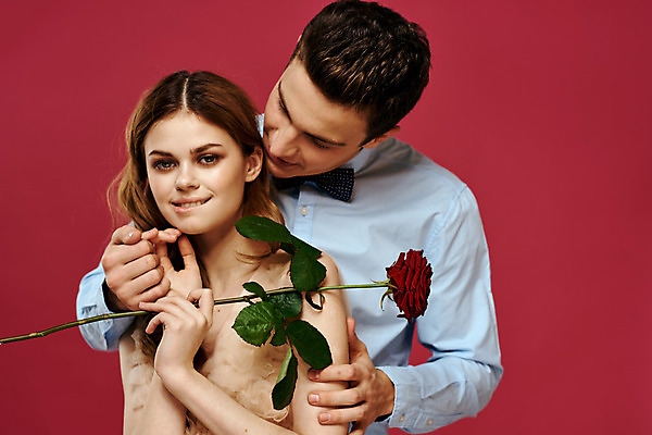 포토 JPG 해외이미지 백인 커플 여자 남자 포옹 미소 들기 상반신 성인 두명 장미 낭만 우아함 성인만 해외포토 서양인 꽃 컨셉 관계 안기 모션 표정 사람 파일형식 이미지허브