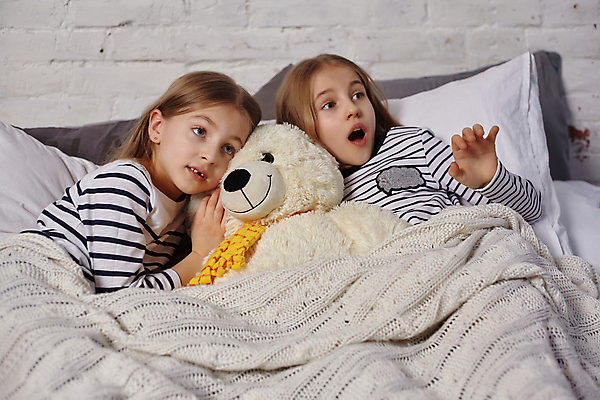 포토 JPG 해외이미지 백인 응시 여자 여유 어린이 휴식 실내 상반신 두명 앞모습 눕기 놀람 곰인형 자매 소녀만 집콕 해외포토 서양인 시선 감정 인형 뷰포인트 컨셉 가족 모션 표정 사람 내부 신조어 여자만 어린이만 파일형식 앳홈라이프 이미지허브