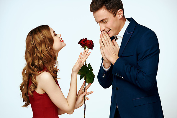 포토 JPG 해외이미지 백인 커플 여자 남자 포옹 들기 상반신 성인 두명 장미 낭만 우아함 성인만 해외포토 서양인 꽃 컨셉 관계 안기 모션 사람 파일형식 이미지허브