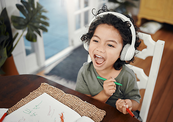 포토 JPG 해외이미지 라이프스타일 남자 행복 종이 어린이 실내 한명 들기 앉기 소년 상반신 펜 헤드셋 외침 즐거움 소년한명만 해외포토 1 감정 음향기기 모션 사람 내부 생활 필기구 헤드폰 소리 남자한명만 소년만 파일형식 이미지허브