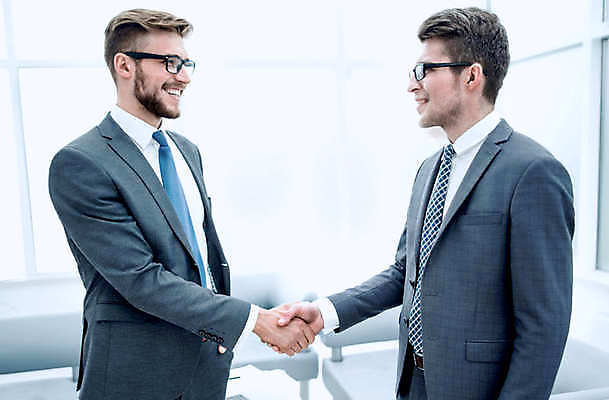 포토 JPG 해외이미지 남자 비즈니스 협력 악수 실내 협상 정장 상반신 성인 두명 옆모습 비즈니스맨 성인남자만 해외포토 옷 뷰포인트 사람 손짓 내부 직장인 남자만 성인만 파일형식 이미지허브