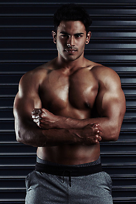 포토 JPG 해외이미지 응시 남자 실내 한명 상반신 성인 앞모습 어둠 주먹 근육질 성인남자한명만 해외포토 1 시선 뷰포인트 모션 근육 사람 내부 몸매 남자한명만 성인남자만 파일형식 이미지허브