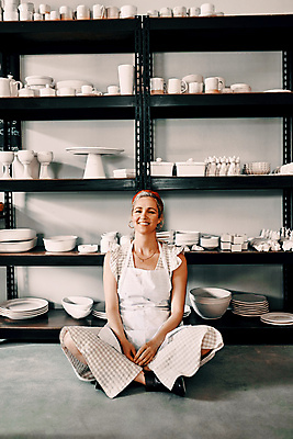 포토 JPG 해외이미지 전신 그릇 여자 행복 선반 한명 성인 앞모습 기댐 앞치마 도자기 작업실 가부좌 도예가 성인여자한명만 해외포토 직업 1 식기 감정 뷰포인트 가구 모션 사람 앉기 여자한명만 성인여자만 파일형식 이미지허브