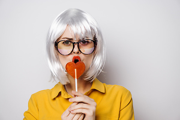 포토 JPG 해외이미지 여자 막대사탕 입벌림 한명 들기 상반신 성인 앞모습 하트 은색 가발 성인여자한명만 안경낌 힙스터 해외포토 모양 1 패션 안경 뷰포인트 컬러 모션 표정 사탕 사람 여자한명만 성인여자만 파일형식 이미지허브