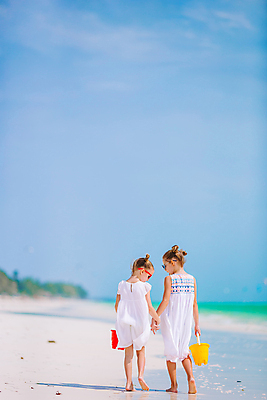 포토 JPG 해외이미지 주간 전신 라이프스타일 여자 수영복 어린이 섬 여행 휴식 들기 해변 야외 두명 여름휴가 바캉스 손잡기 양동이 몰디브 소녀만 해외포토 자연요소 옷 아시아 바다 컨셉 모션 휴가 사람 생활 여자만 어린이만 파일형식 여름_계절 이미지허브