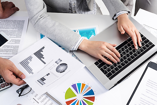 포토 JPG 해외이미지 손 비즈니스 회의 그래프 실내 들기 신체부위 노트북 타이핑 문서 해외포토 모션 사람 내부 전자제품 파일형식 이미지허브