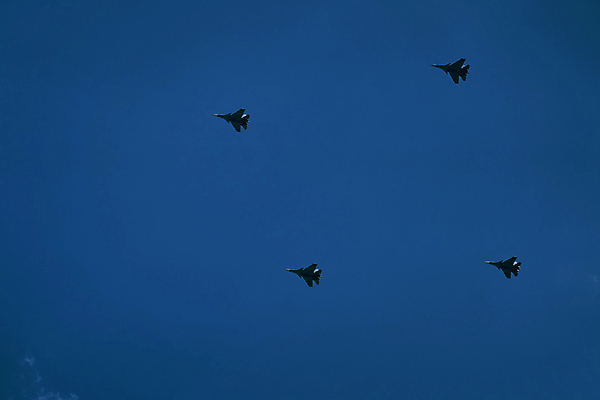 포토 JPG 해외이미지 무기 날개 하늘 휴가 비행기 이벤트 사람없음 파란색 축제 힘 공백 공연 그룹 역사 공군 항공 속도 군용 전쟁 러시아 제트기 육군 보여주기 우주산업 애국심 에어쇼 곡예비행 대패 러시아인 스모그 폭격기 필승 카피스페이스 해외포토 서양인 유럽 산업 컬러 항공교통 모션 대중교통 군대 우주 비행 우승 쇼 파일형식 이미지허브