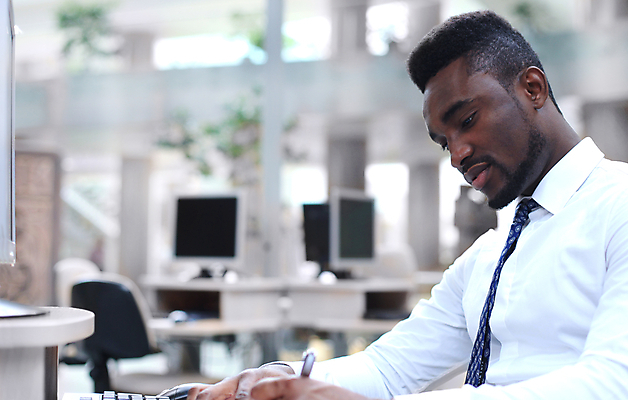 포토 JPG 해외이미지 직업 남자 안경 흑인 인터넷 비즈니스 CEO 성공 노동자 새로움 직장 말하기 대화 한명 사람 앉기 인종 노트북 스마트폰 컴퓨터 사무실 우주 정보 업무 비즈니스맨 자신감 종업원 책상 바쁨 부름 다민족 경영 프로그래머 해외포토 서양인 1 잡화 감정 가구 컨셉 회사 모션 전자제품 핸드폰 스마트기기 작업 직장인 파일형식 이미지허브