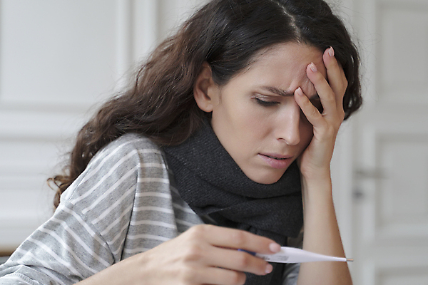 포토 JPG 해외이미지 응시 여자 실내 건강 피곤 한명 상반신 성인 목도리 고통 잡기 질병 온도계 두통 감염 인플루엔자 증상 성인여자한명만 해외포토 1 시선 잡화 감정 컨셉 의학 모션 사람 내부 바이러스 여자한명만 성인여자만 파일형식 이미지허브