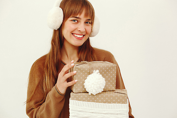 포토 JPG 해외이미지 백인 모델 1 여자 행복 유럽 얼굴 백그라운드 크리스마스 휴가 새로움 기념 갈색머리 실내 선물 한명 미소 사람 이벤트 성인 장식 파란색 상자 뷰티 파티 유행 축제 놀람 기쁨 흰색 축하 생일 연도 흥분 고립 해외포토 서양인 헤어스타일 기념일 감정 나라 컬러 컨셉 표정 내부 신체부위 파일형식 이미지허브