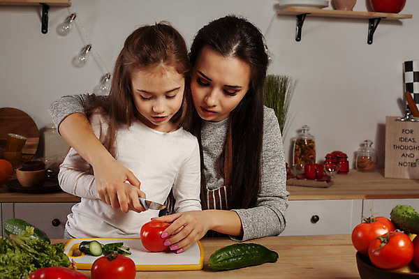 포토 JPG 해외이미지 여자 딸 어린이 모녀 엄마 함께함 실내 들기 상반신 성인 두명 앞모습 주방 잡기 도움 재료손질 즐거움 요리중 여자만 해외포토 감정 뷰포인트 컨셉 가족 모션 사람 내부 손질 파일형식 이미지허브