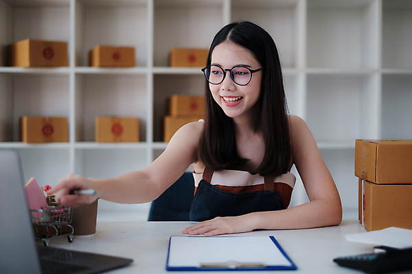 포토 JPG 해외이미지 여자 사업가 한명 상반신 성인 앞모습 가리킴 작업 비즈니스우먼 사장 온라인쇼핑 서류판 성인여자한명만 안경낌 해외포토 직업 1 안경 뷰포인트 비즈니스 사람 손짓 쇼핑 사무용품 직장인 온라인 여자한명만 성인여자만 파일형식 이미지허브