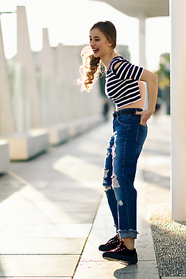 포토 JPG 해외이미지 백인 모델 1 라이프스타일 헤어스타일 여자 행복 백그라운드 셔츠 거리 한명 웃음 사람 성인 야외 금발 뷰티 유행 봄 기쁨 흰색 청바지 도시 해외포토 서양인 계절 감정 컬러 상의 바지 표정 생활 파일형식 이미지허브