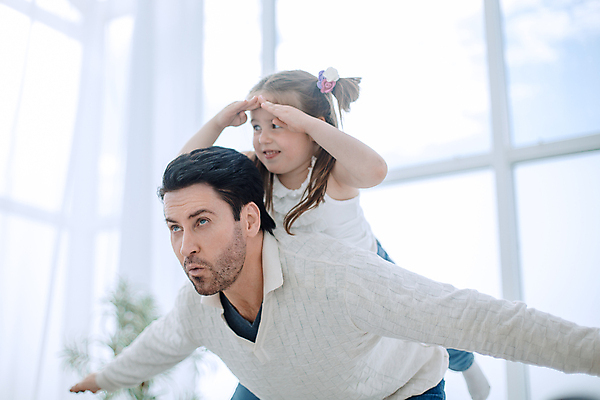 포토 JPG 해외이미지 라이프스타일 여자 남자 딸 어린이 거실 장난 가족 놀이 팔벌리기 함께함 실내 사랑 성인 두명 앞모습 옆모습 부모 손들기 아빠 업기 카피스페이스 해외포토 감정 뷰포인트 컨셉 관계 모션 사람 내부 생활 공백 파일형식 이미지허브
