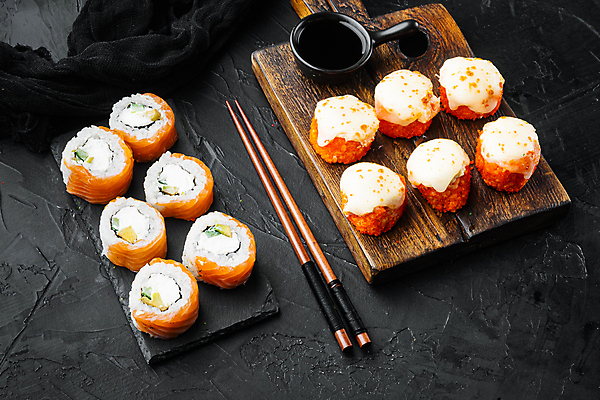 포토 JPG 해외이미지 스튜디오촬영 젓가락 사람없음 초밥 간장 롤 나무도마 롤스시 해외포토 도마 수저 실내 목재 양념 일본음식 파일형식 이미지허브