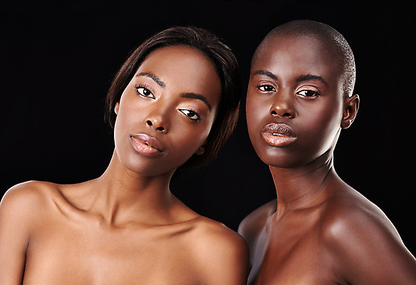 포토 JPG 해외이미지 모델 응시 여자 포즈 백그라운드 상반신 성인 두명 뷰티 우아함 피부 성인여자만 카피스페이스 해외포토 시선 컨셉 사람 신체부위 공백 여자만 성인만 파일형식 이미지허브