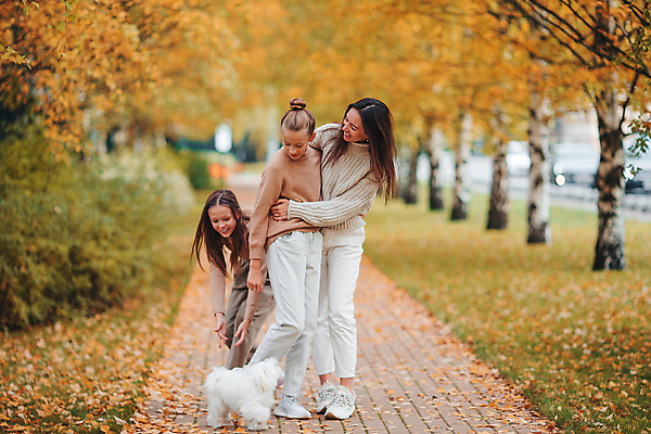 포토 JPG 해외이미지 나무 백인 공원 여자 남자 딸 어린이 가족 엄마 웃음 풍경 소녀 성인 야외 세명 가을풍경 가을 아빠 숲 언니 해외포토 서양인 식물 계절 공공시설 관계 표정 사람 자매 파일형식 가을_계절 이미지허브