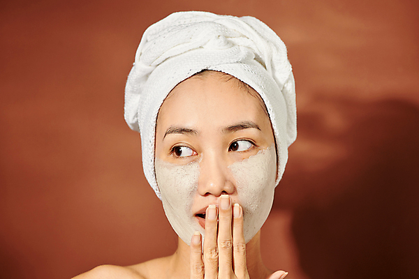 포토 JPG 해외이미지 응시 여자 실내 두건 한명 동양인 상반신 성인 앞모습 수건 뷰티 놀람 피부관리 팩 입가림 머드팩 성인여자한명만 갈색배경 해외포토 1 시선 감정 뷰포인트 백그라운드 표정 사람 인종 내부 위생용품 갈색 화장품 가림 여자한명만 성인여자만 파일형식 이미지허브