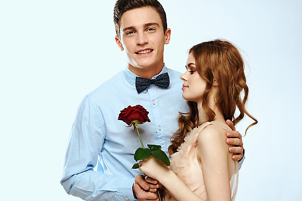 포토 JPG 해외이미지 백인 커플 여자 남자 포옹 들기 상반신 성인 두명 장미 낭만 우아함 성인만 해외포토 서양인 꽃 컨셉 관계 안기 모션 사람 파일형식 이미지허브