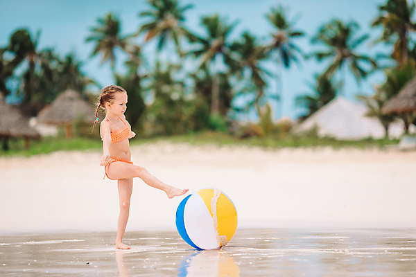 포토 JPG 해외이미지 주간 전신 라이프스타일 여자 수영복 어린이 섬 여행 휴식 한명 해변 야외 옆모습 여름휴가 바캉스 비치볼 공차기 소녀한명만 해외포토 자연요소 1 옷 바다 뷰포인트 컨셉 공 모션 휴가 바캉스용품 사람 생활 여자한명만 소녀만 파일형식 여름_계절 이미지허브