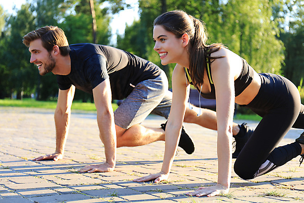 포토 JPG 해외이미지 전신 공원 여자 남자 성인 야외 두명 옆모습 운동복 청춘 운동 스트레칭 준비자세 활기 성인만 해외포토 옷 공공시설 뷰포인트 포즈 컨셉 건강 사람 준비 파일형식 이미지허브