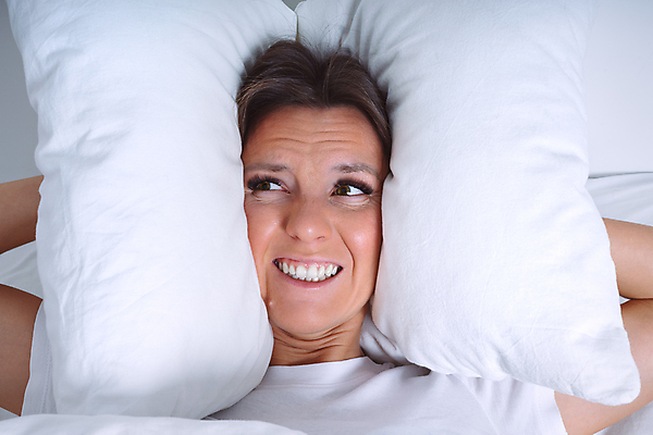 포토 JPG 해외이미지 음악 베개 아파트 피곤 한명 소리 짜증 침대 잠 귀 시끄러움 문제 불면증 해외포토 1 감정 가구 컨셉 침구 문화예술 주택 사람 신체부위 질병 파일형식 이미지허브