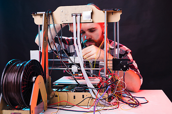 포토 JPG 해외이미지 남자 실내 한명 들기 상반신 성인 앞모습 과학기술 작업 기술자 제조 집중 만들기 3D프린터 성인남자한명만 4차산업 해외포토 직업 1 산업 뷰포인트 컨셉 모션 기술 사람 내부 인쇄기 남자한명만 성인남자만 파일형식 이미지허브