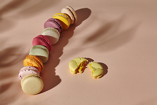 포토 JPG 해외이미지 디저트 실내 그림자 사람없음 손상 달콤 일렬 마카롱 베이지색배경 해외포토 음식 백그라운드 컨셉 내부 맛 베이지색 파일형식 이미지허브