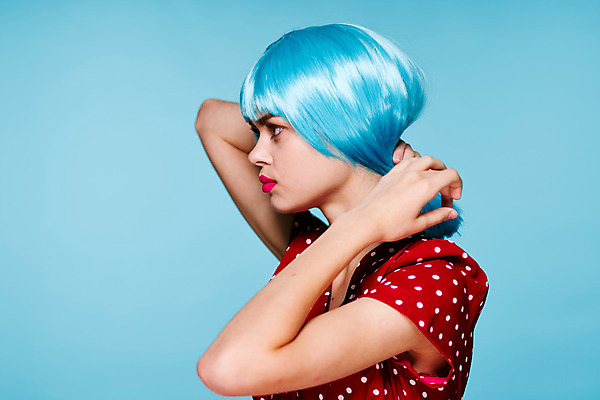 포토 JPG 해외이미지 여자 하늘색 한명 상반신 성인 옆모습 가발 성인여자한명만 힙스터 해외포토 1 패션 뷰포인트 사람 파란색 여자한명만 성인여자만 파일형식 이미지허브