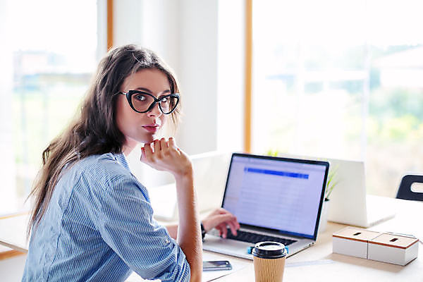포토 JPG 해외이미지 백인 직업 1 라이프스타일 응시 여자 얼굴 비즈니스 창문 탁자 한명 미소 사람 앉기 성인 노트북 빛 컴퓨터 사무실 우주 스크린 모니터 고층빌딩 공책 회색 흰색 업무 비즈니스우먼 중앙 스마트 집중 책상 만족 카피스페이스 해외포토 서양인 시선 감정 컬러 가구 컨셉 모션 문구용품 표정 빌딩 생활 신체부위 전자제품 공백 작업 직장인 파일형식 이미지허브