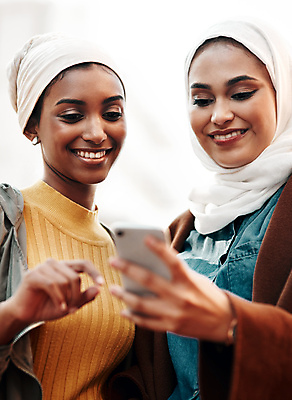 포토 JPG 해외이미지 주간 라이프스타일 응시 여자 행복 백그라운드 함께함 서기 들기 상반신 20대 성인 야외 두명 앞모습 친구 스마트폰 우정 잡기 소프트포커스 성인여자만 해외포토 자연요소 시선 감정 뷰포인트 컨셉 관계 모션 촬영기법 사람 청년 생활 핸드폰 스마트기기 여자만 성인만 파일형식 이미지허브