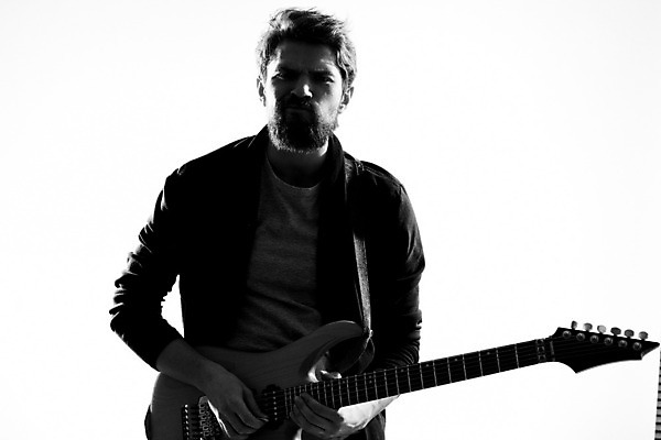 포토 JPG 해외이미지 남자 연주 흑백 한명 상반신 성인 앞모습 기타 찡그림 매기 기타리스트 로큰롤 락스타 성인남자한명만 해외포토 1 음악 뷰포인트 모션 현악기 촬영기법 표정 사람 연주자 남자한명만 성인남자만 파일형식 이미지허브