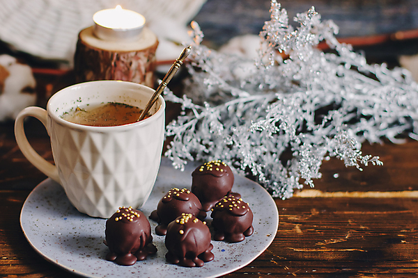 포토 JPG 해외이미지 디저트 사람없음 초콜릿 머그컵 달콤 나무탁자 해외포토 음식 탁자 컵 맛 파일형식 이미지허브