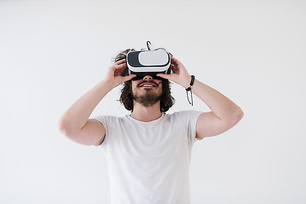 포토 JPG 해외이미지 남자 미래 한명 손짓 상반신 성인 앞모습 흰색 성인남자한명만 VR기기 해외포토 1 뷰포인트 컬러 컨셉 모션 사람 기계 가상현실 남자한명만 성인남자만 파일형식 이미지허브