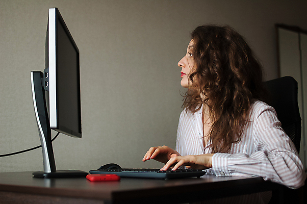 포토 JPG 해외이미지 직업 라이프스타일 여자 돈 인터넷 비즈니스 CEO 탁자 성공 기술 실내 한명 앉기 20대 성인 노트북 컴퓨터 사무실 세일 웹 타이핑 키보드 업무 비즈니스우먼 자신감 엔지니어 이메일 무선전화기 스마트 바쁨 경영 프리랜서 해외포토 1 감정 가구 컨셉 모션 사람 청년 내부 생활 전자제품 작업 직장인 기술자 재산 전화기 파일형식 이미지허브