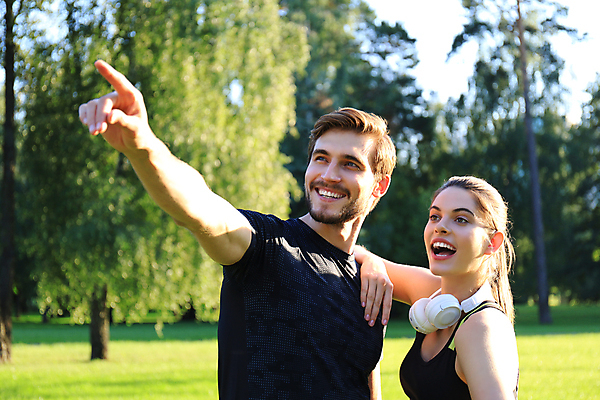 포토 JPG 해외이미지 공원 여자 남자 잔디 상반신 성인 야외 두명 옆모습 운동복 청춘 운동 가리킴 활기 성인만 어깨에손 해외포토 식물 옷 공공시설 뷰포인트 컨셉 모션 건강 사람 손짓 파일형식 이미지허브