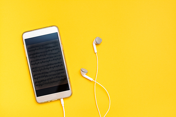 포토 JPG 해외이미지 음악 이어폰 백그라운드 컨셉 인터넷 노래 통신 탁자 모바일 사람없음 스마트폰 핸드폰 사무실 알약 디지털 스크린 헤드폰 소리 기쁨 듣기 장비 휴대용 전화기 스마트 라디오 전자 오디오 뮤지컬 목차 카피스페이스 해외포토 감정 음향기기 가구 비즈니스 모션 문화예술 전자제품 스마트기기 약 공백 오브젝트 파일형식 이미지허브