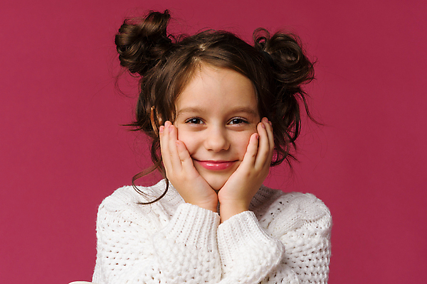 포토 JPG 해외이미지 서양인 응시 여자 어린이 실내 한명 상반신 앞모습 꽃받침 빨간배경 소녀한명만 해외포토 외국인 1 시선 뷰포인트 백그라운드 사람 손짓 내부 빨간색 여자한명만 소녀만 파일형식 이미지허브