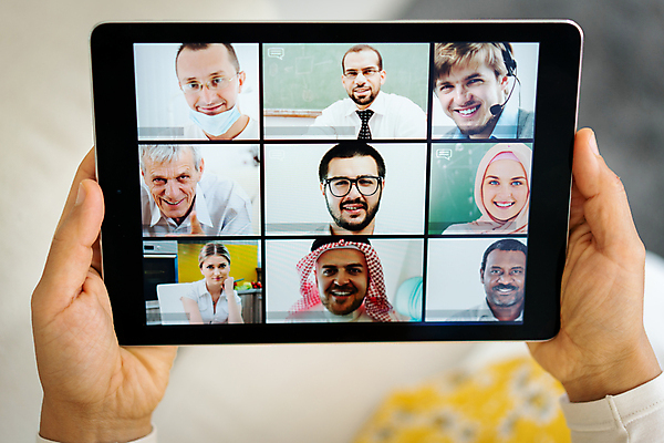포토 JPG 해외이미지 백인 손 여자 얼굴 비즈니스 사업가 회의 주택 사람 여러명 컴퓨터 알약 잡기 동료 히스패닉 온라인 경영 가상 튀르키예 해외포토 서양인 직업 아시아 다수 관계 모션 건물 신체부위 전자제품 약 파일형식 이미지허브