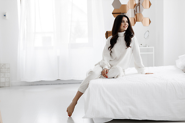 포토 JPG 해외이미지 백인 라이프스타일 응시 여자 행복 여유 백그라운드 아침 휴식 아파트 주택 실내 한명 사람 앉기 성인 가로 뷰티 방 침대 우아함 긍정 리빙 스타일 안락 해외포토 주간 서양인 1 시선 감정 가구 컨셉 모션 내부 건물 생활 파일형식 이미지허브